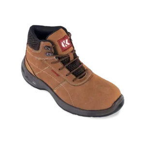 Bota de seguridad color siena con capellada en cuero nobuck, puntera de policarbonato y suela tridensidad dieléctrica resistente a hidrocarburos.