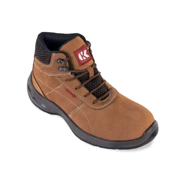 Bota de seguridad color siena con capellada en cuero nobuck, puntera de policarbonato y suela tridensidad dieléctrica resistente a hidrocarburos.