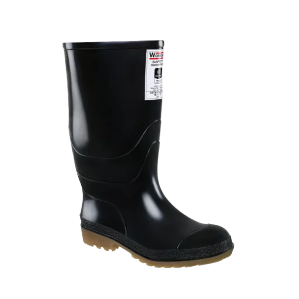 Bota de seguridad negra Worman Safety en PVC impermeable, con puntera de acero certificada bajo norma ASTM F2413-18 y suela crepé con puente estabilizador.