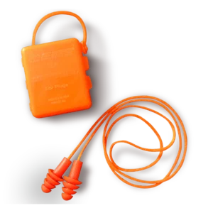 Protector auditivo tipo tapón en silicona con 4 membranas, cordón y estuche. Hecho de silicona termoplástica hipoalergénica, brinda confort, fácil inserción y mantenimiento. Nivel de atenuación de 27 dB, a prueba de aceites.