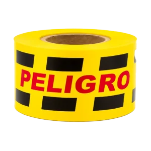 Rollo de cinta de señalización roja con texto negro y barras diagonales, 9 cm x 500 m, material polietileno.